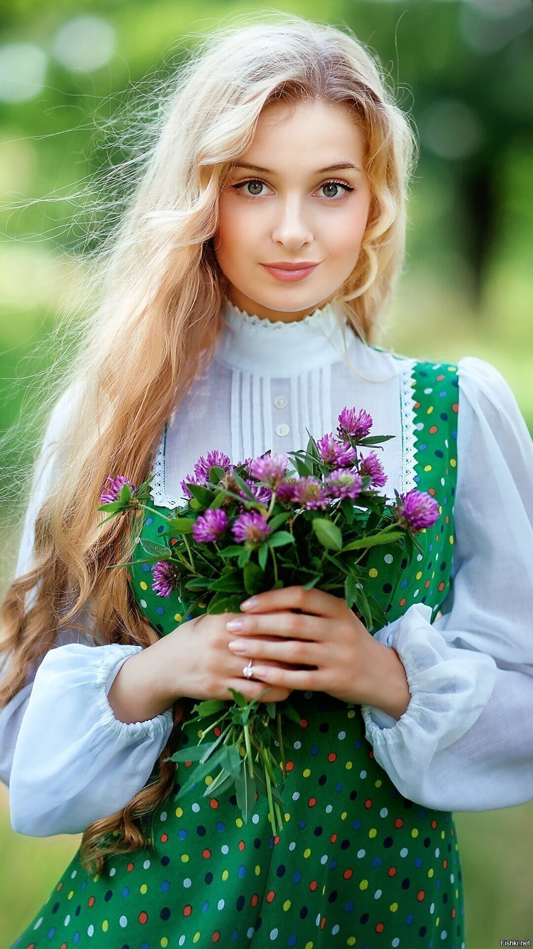 Girls in Slavic costumes in Anyang